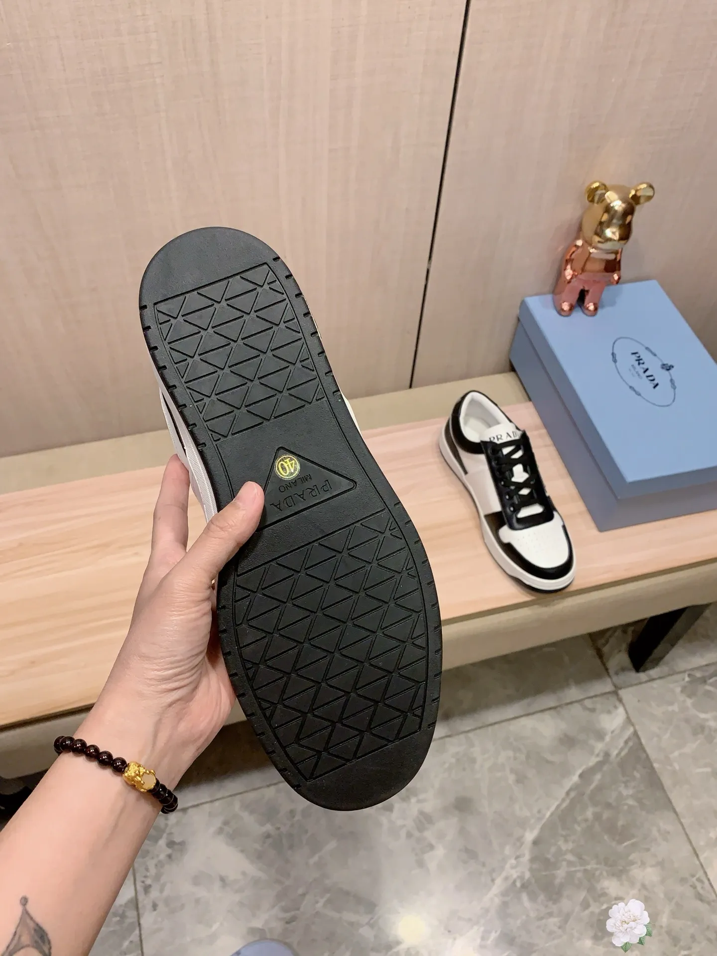 Men's Men's Shoes💰442💰💰🎩🎩[Lightning][Lightning] "PRADA*" The latest and most popular casual shoes, top brand [seduce] luxury ~ purchasing agency, top quality ~. [Strong] The upper is made of imported breathable cowhide material ➕ breathable sheepskin feet (•) with fine workmanship. The original stylish and stylish soft rubber wear-resistant and non-slip outsole is light and comfortable on the feet. The real thing looks better when photographed in real life. 226: code: 38-44, white and black 4️⃣ colors selected
